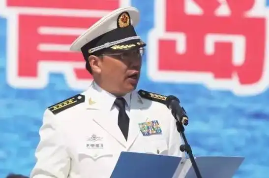 2,海军大校军衔主要标识为,深藏青色肩章底版上,缀有两条金色细杠和四