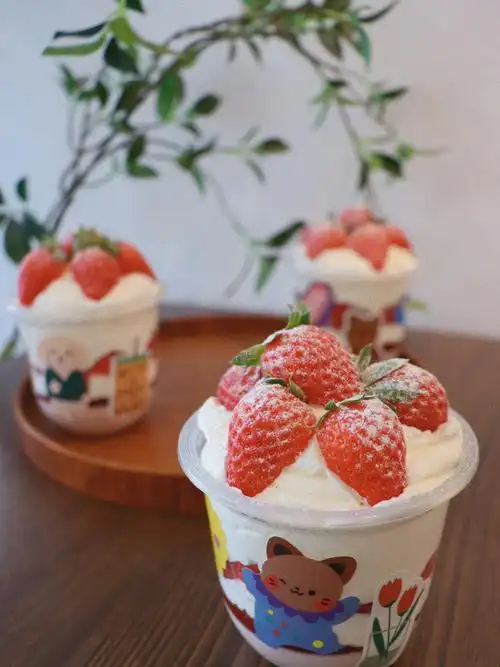 冬天的第一个草莓奶油杯