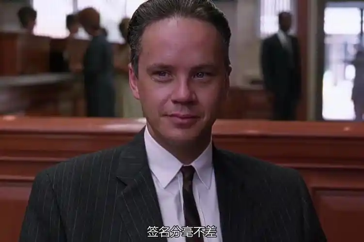 肖申克的救赎安迪爬出下水道领走典狱长的钱并告发了他