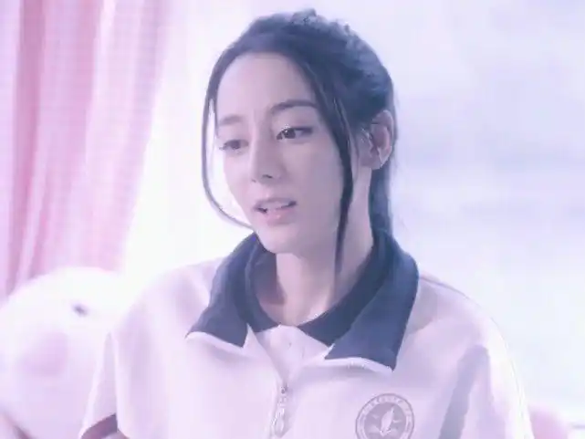 29岁迪丽热巴演高中生高马尾搭配校服颜值身材均少女感十足