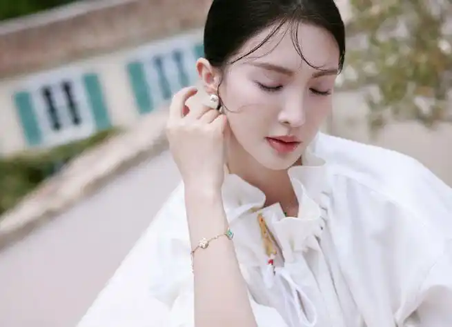 07#金晨下衣失踪#    诗意时光,金晨超话以一袭清新优雅的造型闪耀