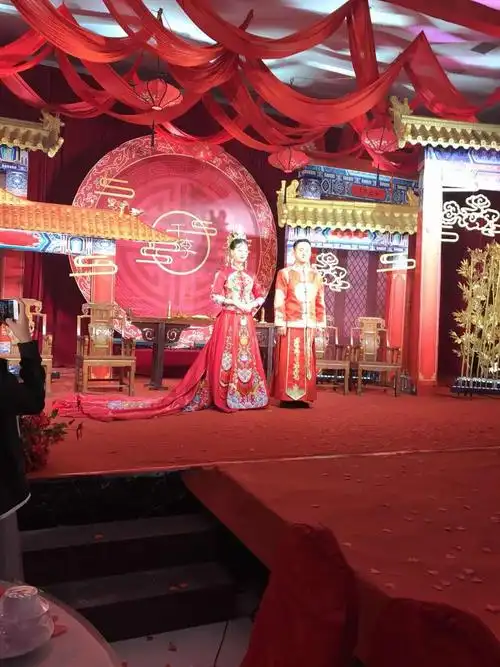 有种结婚仪式叫--中国式婚礼,真的很美,很喜庆,很吉祥.