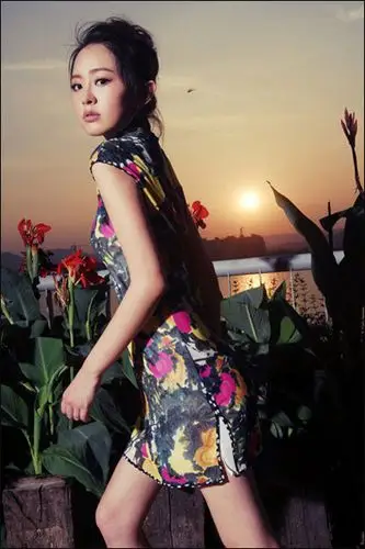 在温暖的落日黄昏中,孙耀琦一身旗袍造型,尽展摩登时尚复古风