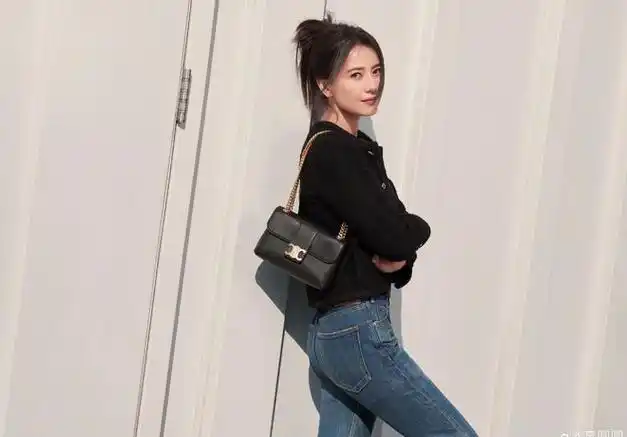 高圆圆分享美照黑色小香风外套配牛仔裤清爽干练随性又自在