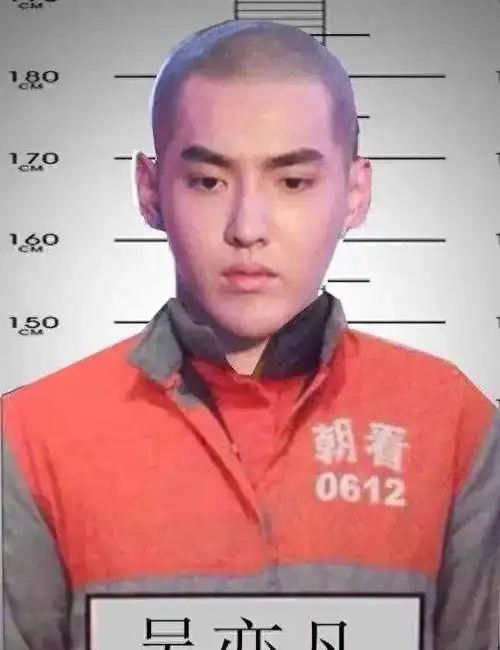 他大学毕业后在韩国成立了exo组合,几年后组合解散,他来到我国发展