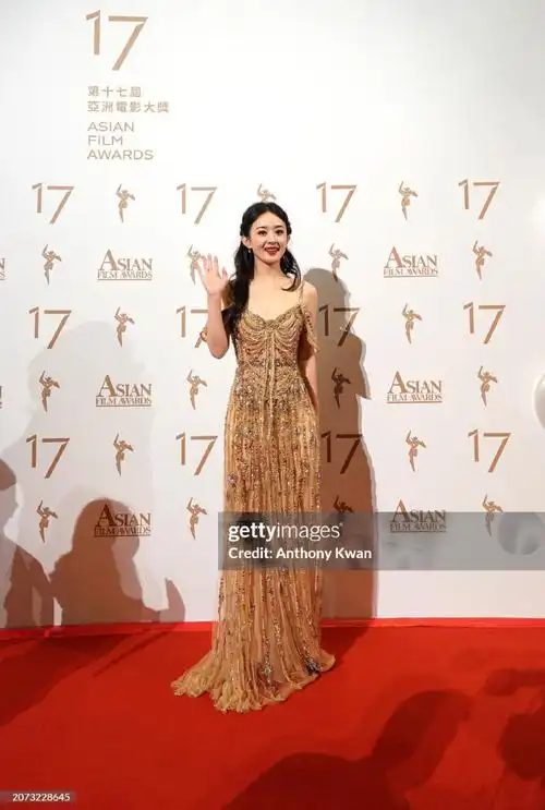 赵丽颖亚洲电影大奖获奖##赵丽颖鎏金亮钻裙