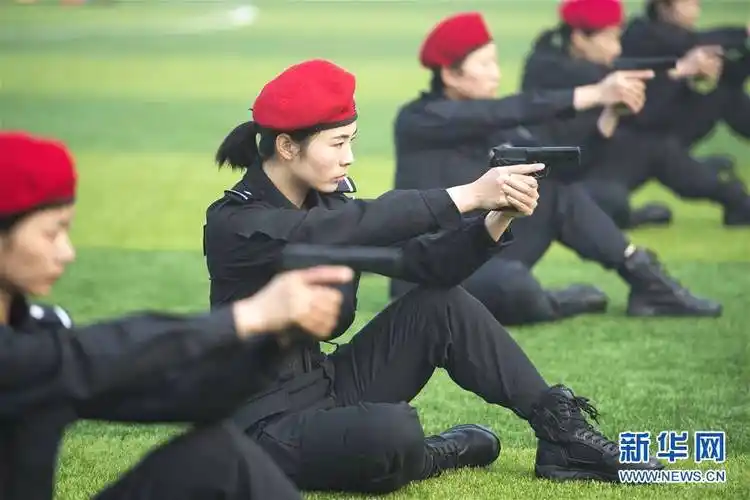 1/6 3月7日,武汉女子特警大队的副大队长刘亚男为队员们讲解格斗要领.