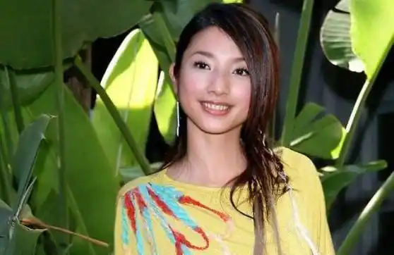 据悉,分手的原因是:周渝民情绪不稳定,时不时就大发脾气,许玮伦才提出