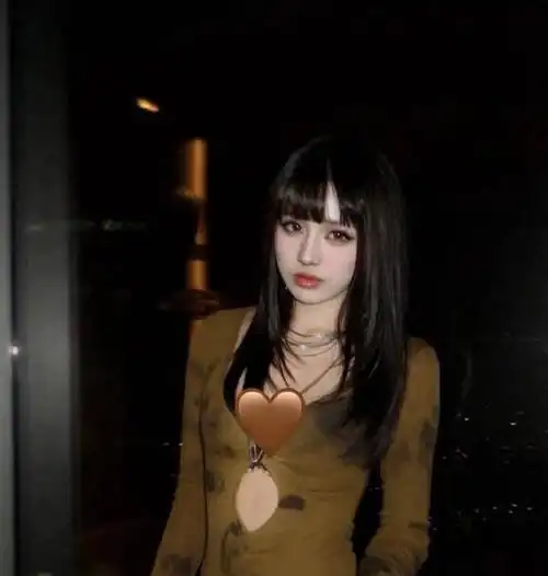 汪峰女儿小苹果身材高挑五官精致气质一点不输亲妈