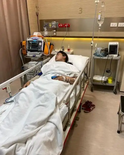 皇后-最强年轻主持人时,让粉丝非常震惊 当他躺在重症监护室的床上时