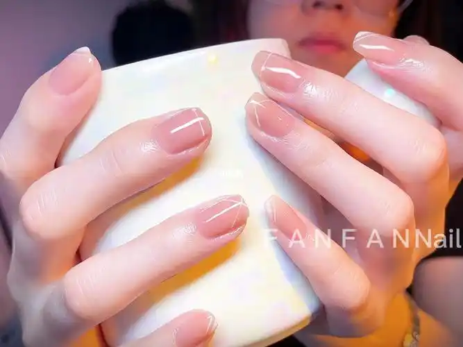 裸色简约款上班族美甲