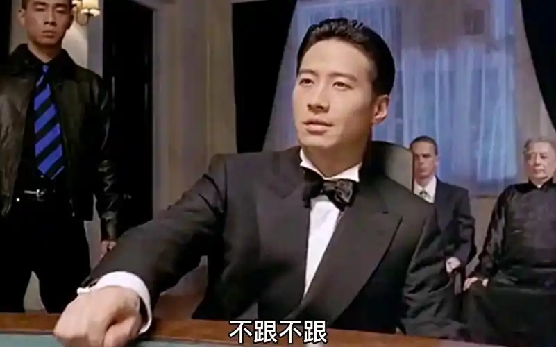 高进在龙五的帮助下成功的登上赌神宝座确低调的消失在茫茫人海中