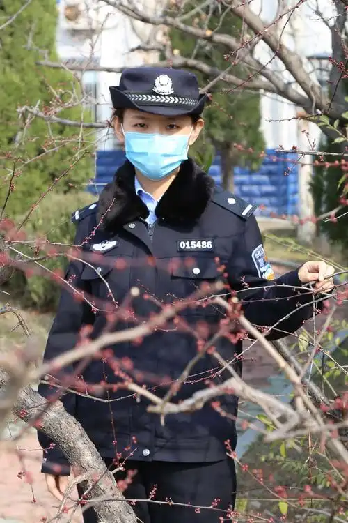 今年的节日很特别,戴口罩的警花分外美