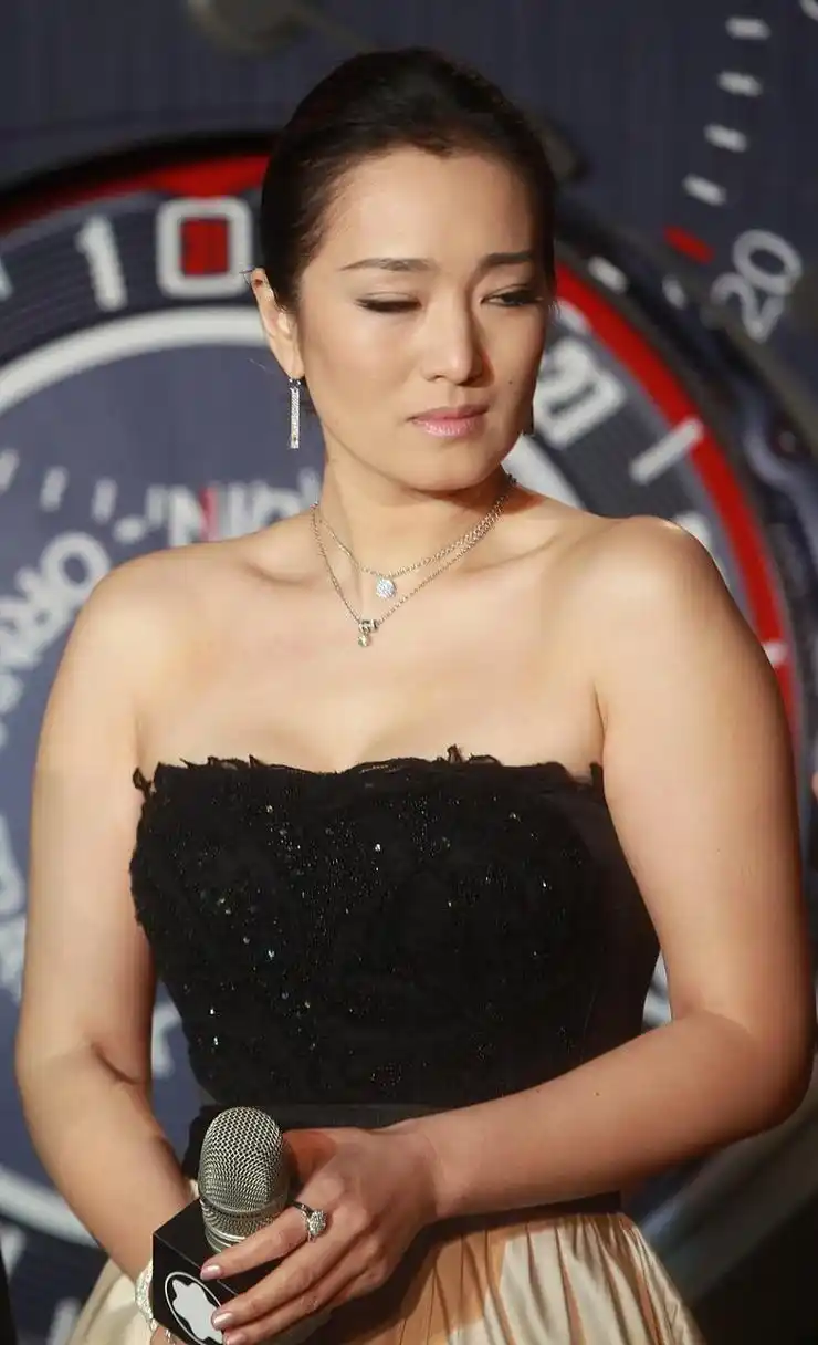 瞧瞧巩俐的身材:丰腴迷人,展示着中年女性的魅力.