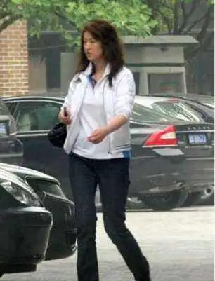 妻子陈坚红依旧经营着她的生意,在上海专卖名牌跑车兰博基尼,还从事房