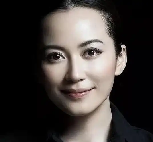 俞飞鸿,一双含情脉脉的大眼睛,欲言又止,她的眼睛里似有一江滔滔春水