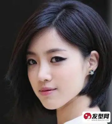 黑色的直发中短发发型给人感觉清纯美好