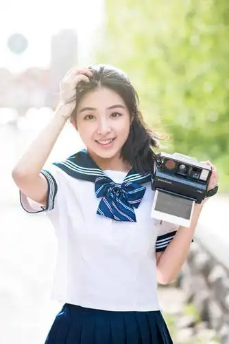 张含韵拍清纯写真 穿"海魂"校服致青春(图)【5】