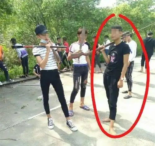 桂林7个豆子鬼手持砍刀,上演"古惑仔"!结果.