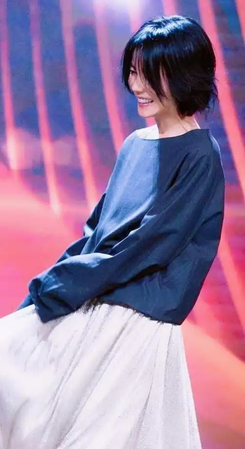 王菲扎起马尾又现佛系穿搭气质在穿麻布袋都有高级感