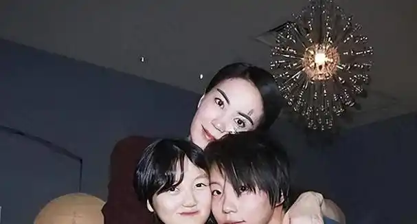 王菲大肚亮相京城谢霆锋回应新生儿传闻