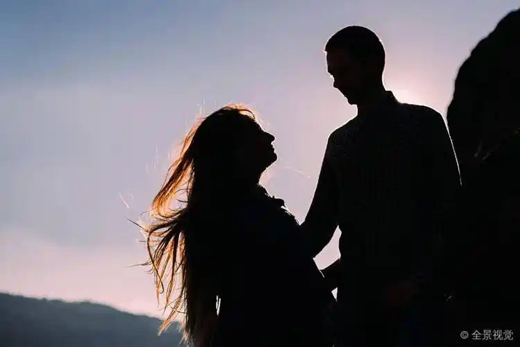 情侣_相爱_剪影_对视_风吹_白天_图片大全—全景创意图库(quanjing.