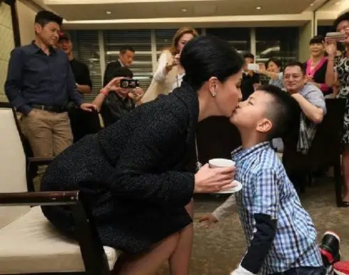 刘嘉玲晒康康生日照片衣服小细节隐藏满满爱意