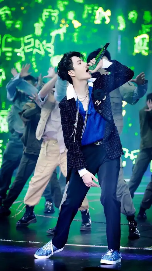 210717 乐华十二周年演唱会 @uniq-王一博 cr:logo