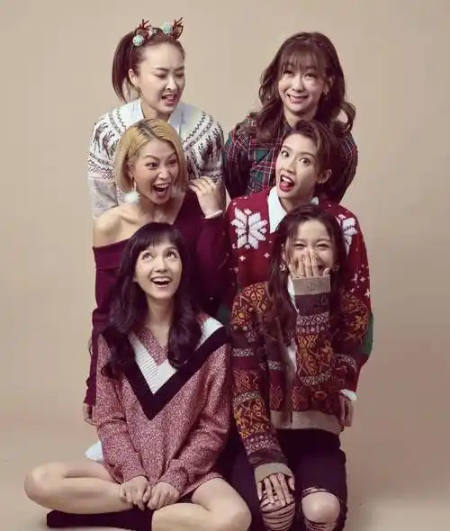 起,纷纷穿着带有圣诞气息的线衫,对着镜头摆出各种各种有趣有爱的姿势