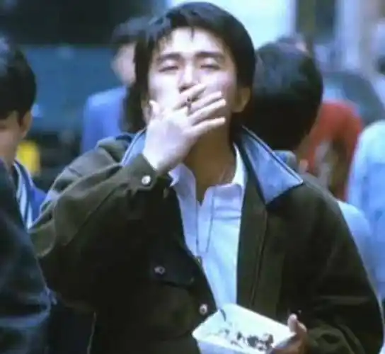 1990年,周星驰主演梁朝伟不要的《咖喱辣椒》,香港票房破1577万