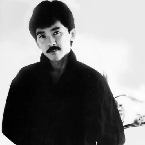 那时候,大多数歌手的专辑都是翻唱的,而林子祥偏偏要做原创.