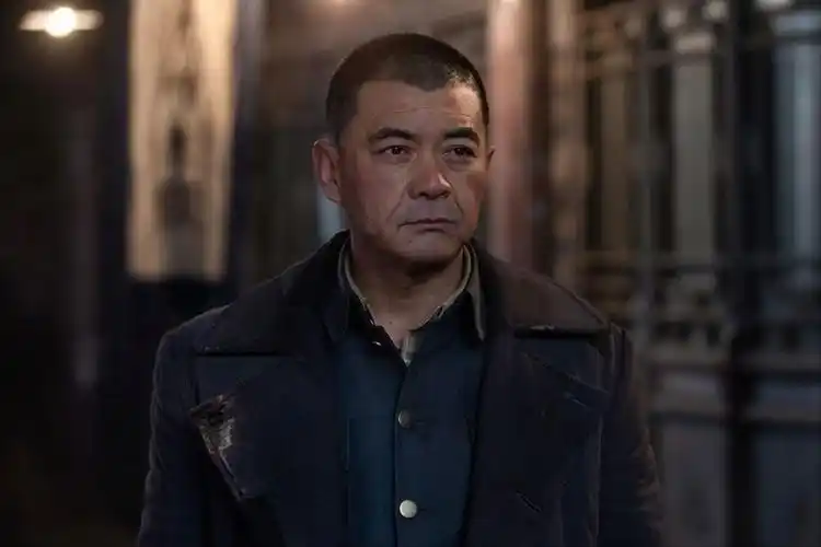 在成为演员这条路上,王新军可以说没有一点先天优势.