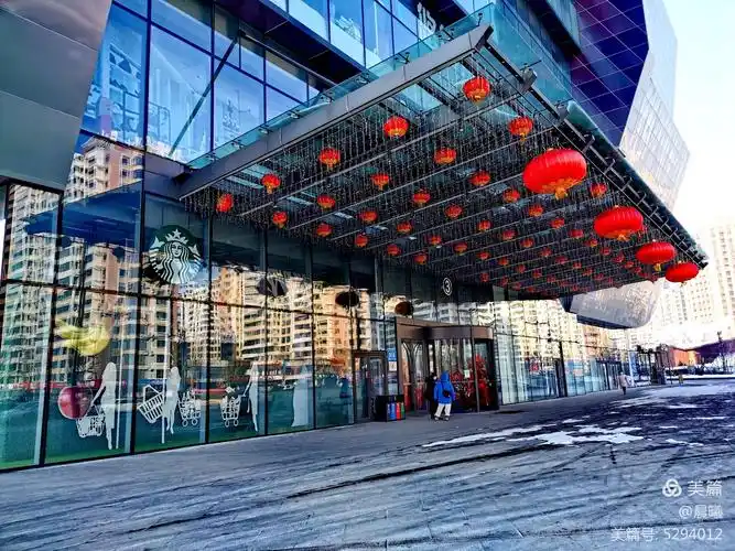 商场大门装上红灯笼