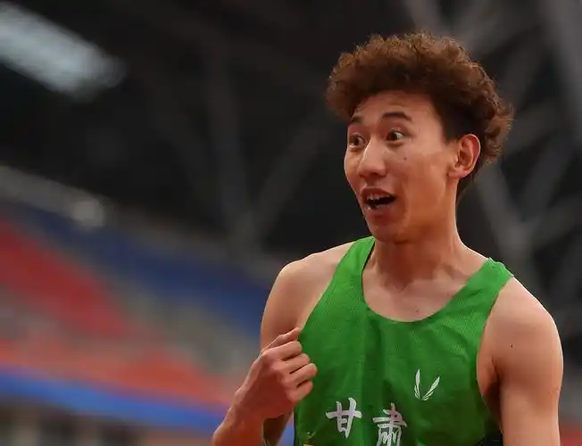 5月16日,甘肃队选手李泽宇(右二)在男子800米决赛中.新华社