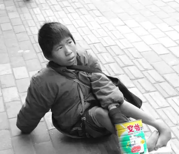 两个世界--(悲惨的乞丐小孩儿)