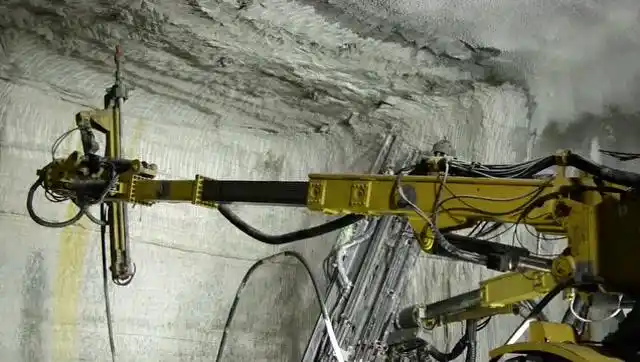 隧道洞穴就是这样挖出来的,工人全靠这台机器了!