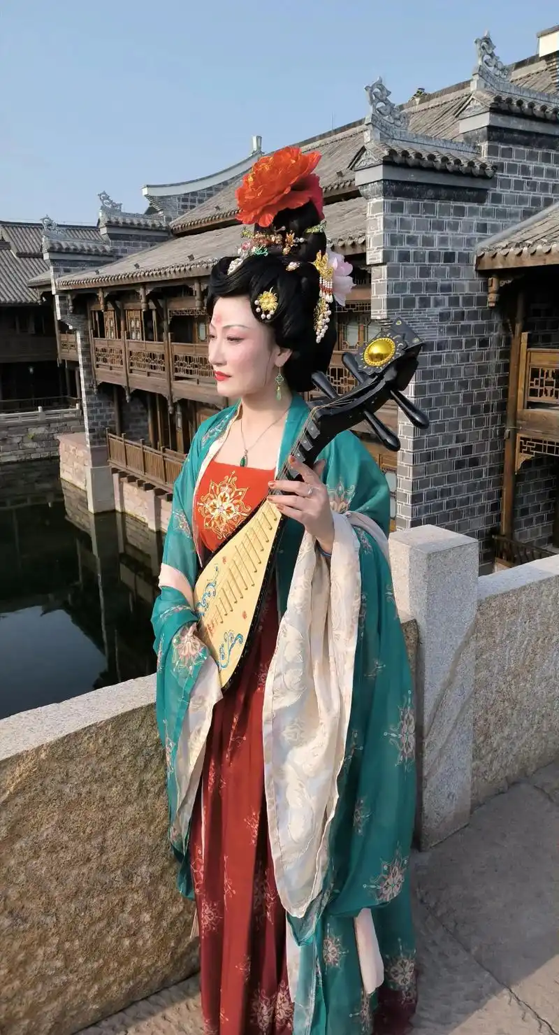 一曲柔柔女儿情 古装演绎也美丽 并非为了争网红 只为开心每一 - 抖音