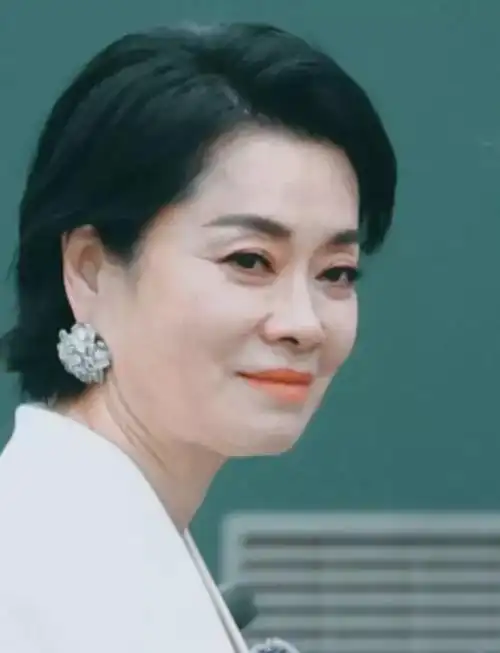 毛阿敏长沙活动搭配潇洒,年轻靓丽迷人