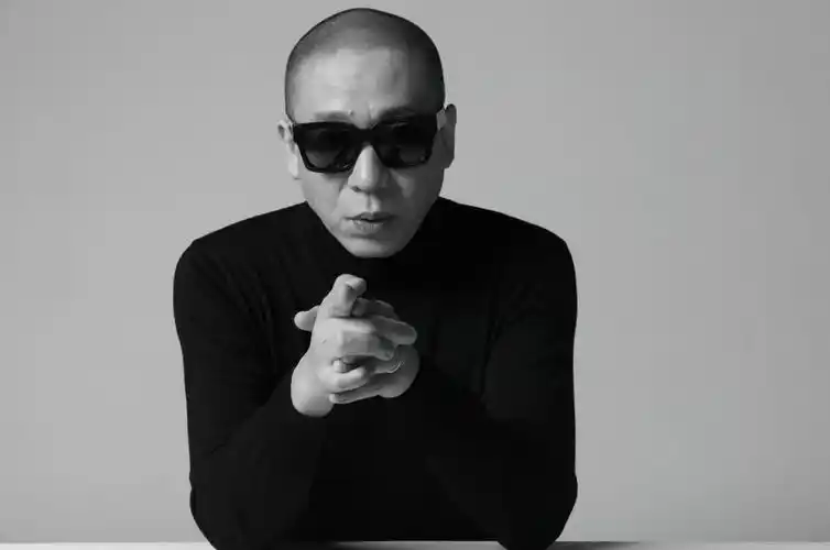 中年油腻男开了个花丨二手玫瑰梁龙专访