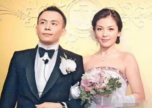 刘涛和老公王珂两人仅仅相识不到20天就步入婚姻殿堂,这样的速度完美