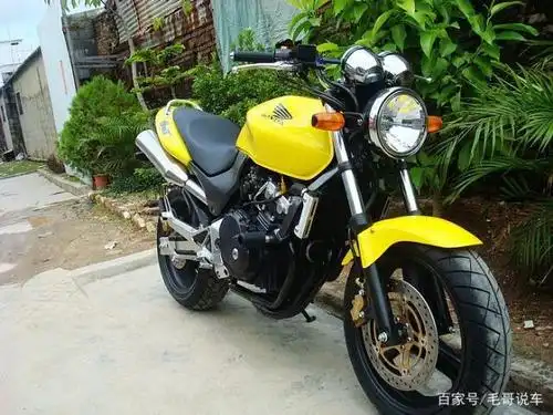 经典本田小黄蜂,250cc排量搭载四缸发动机,动力不输现代街车!