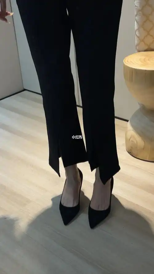 黑色高跟鞋搭配牛仔裤也很绝绝子01