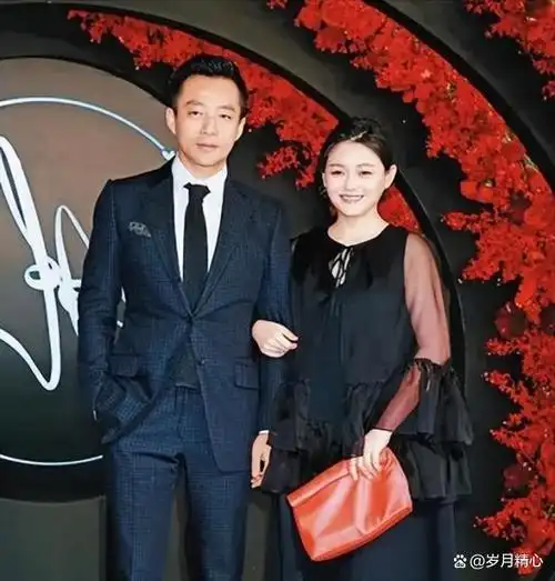 汪小菲晒结婚证官宣,爱妻mandy手上钻戒吸睛,网友:大s后悔不?