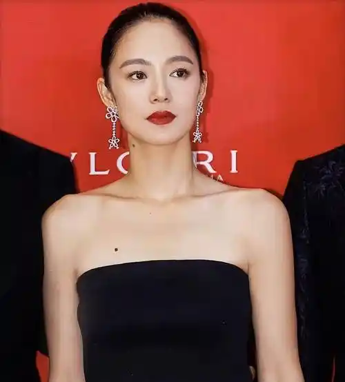 真的不是仙女下凡吗周韵黑色连衣裙搭配经典盘发41岁气质依旧