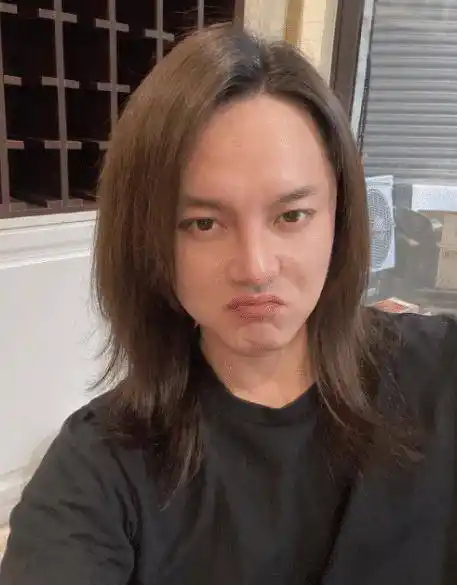 35岁尹正晒噘嘴自拍,拿肘子当头像太吸睛,"商老板"回来了?