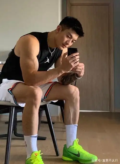 94年的肌肉帅哥,身材和长相也太"极品"了吧!