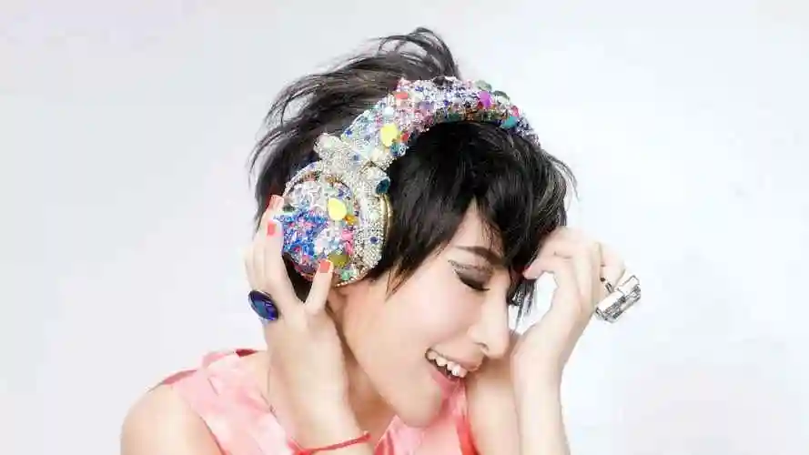 萧亚轩新专辑亮丽短发造型电脑壁纸