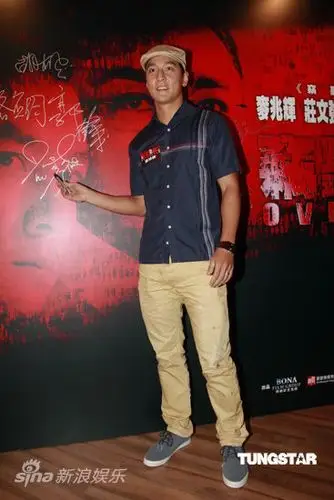 图文:《窃听风云2》庆功--吴彦祖签名