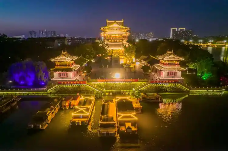 2021年9月21日,在江苏泰州凤城河风景区望海楼,景区导游身着汉服赏月.