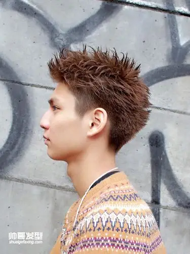 露额头掀刘海酷帅男生短发(3)_日式发型_帅哥发型网